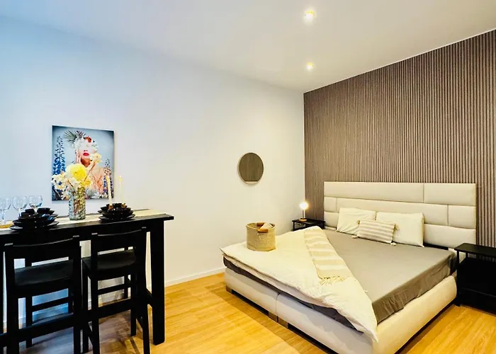 Comfy 1-bedroom Apartment, 12 Minutes From Area Apartman