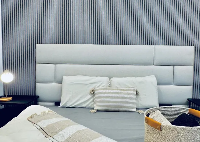 Comfy 1-bedroom Apartment, 12 Minutes From Area Bécs