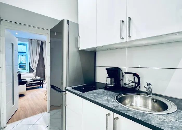 Comfy 1-bedroom Apartment, 12 Minutes From Area *
